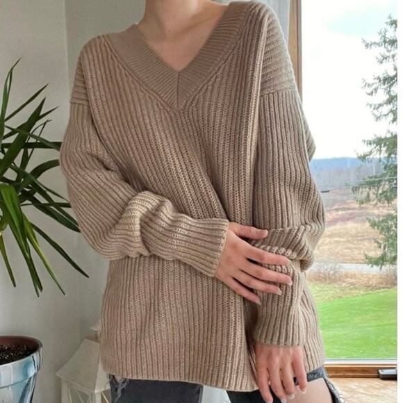 WILFRED Aritzia Belize Oversized Wool V-Neck Camel Sweater - Sz 2/Med NWOT - Picture 2 of 7